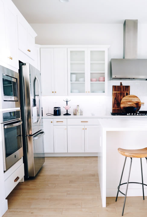 an image of a kitchen